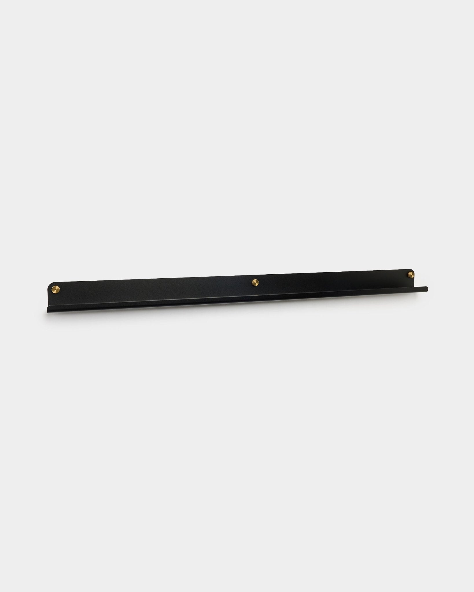 L’étagère étroite Norr en black de WoodUpp, 115,9 cm, fixation murale avec trois vis moletées brass, présentée sur fond blanc uni.
